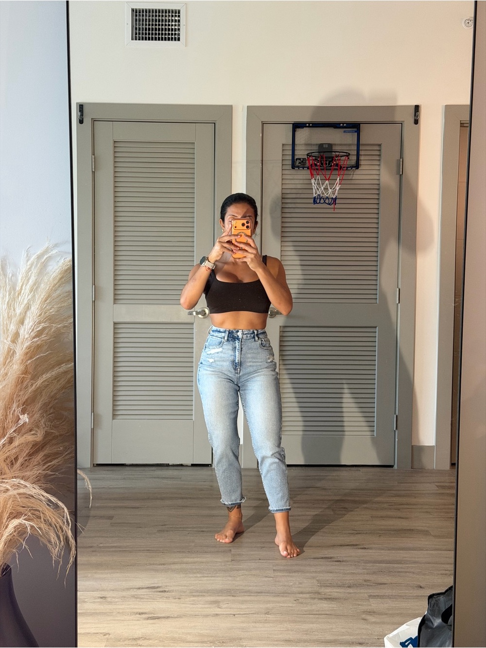 American Eagle High-Rise Light Wash Mom Jeans - Blue